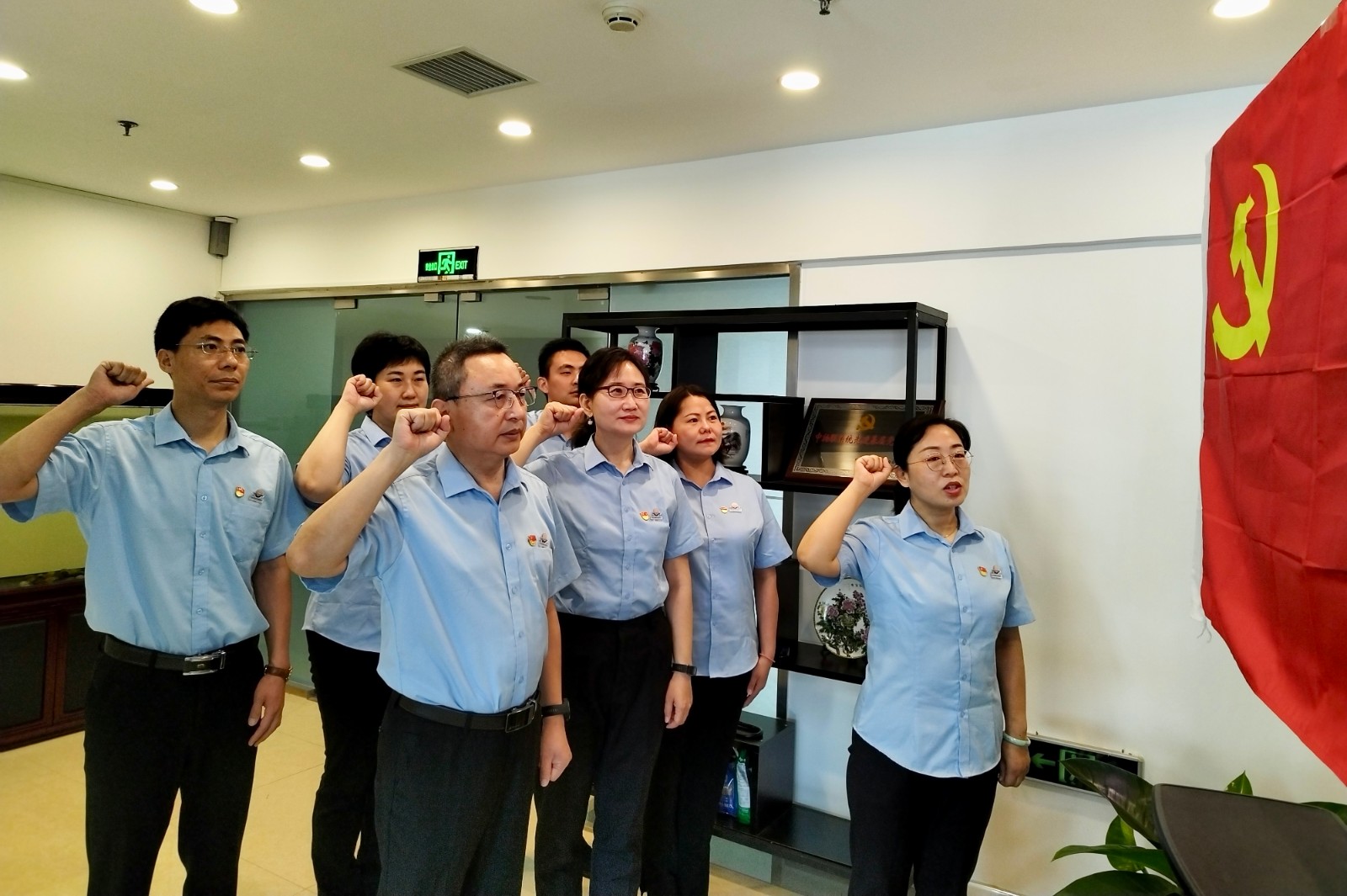 中金協黨支部七一主題黨日活動之二：中金協黨支部全體黨員重溫入黨誓詞.jpg